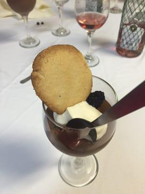 Chocolate mousse with shortbread cookie