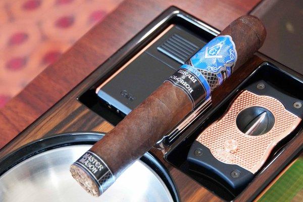 The Master Mason by Hiram & Solomon Cigars. Ashtray, lighter and cutter in rose gold and black by Colibri.