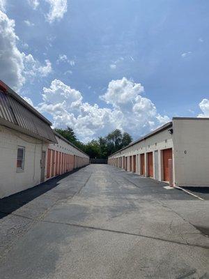 Storage facility, does allow 18 wheeler access