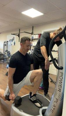 POWER PLATE High Vibration Lunge.
The Power Plate creates greater muscle contraction. Peter coaching on proper form.