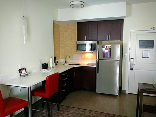 King studio suite, kitchen area