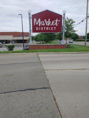 Giant Eagle sign changed to Market District Upper Arlington