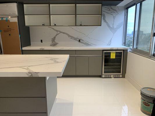 Porcelain countertops with full backsplash installed in a luxury wilshire condo