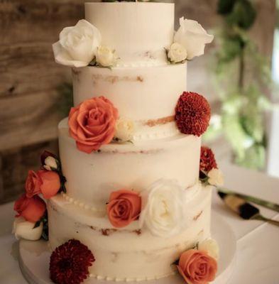 Live flower accent on the cake