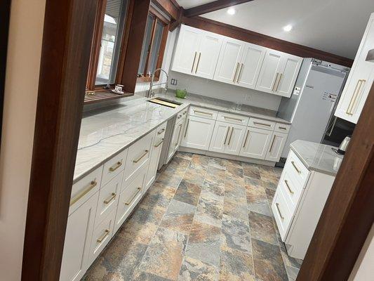 Shaker Cabinet, Quartzite countertops.