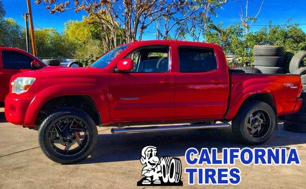 Great new Setup for this Toyota Tacoma 20x9 Full Throttle 6052 275x55R20 Toyo R/T with California Tires