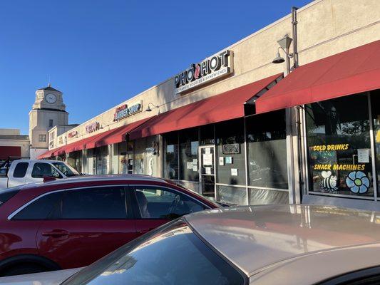 When I'm hungry, I go go to one of the neighboring (pho)  restaurants or grab a hair cut. Super convenient.