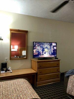 Nice room ~ lots of channels/All the HBO's, And Starz