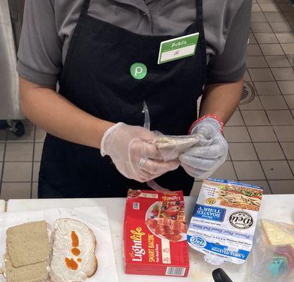 The so welcoming & accommodating Jae making my Vegan Sub, 08.05.2023.