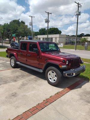 2021 Jeep Gladiator sport truck