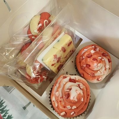 Peppermint Lovers Box: comes with 2 cupcakes, 4 cookies, and 4 pieces of fudge.