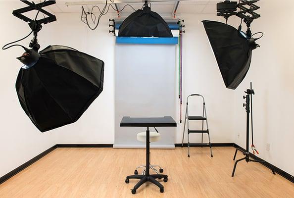 Headshot Studio - Westcott 3-light Continuous Lighting System. Available for hourly rate.