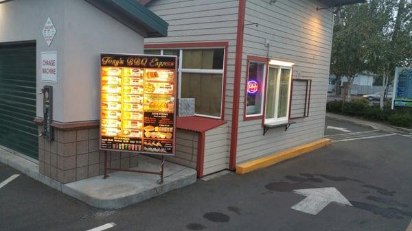 When you're on your lunch or on the go for fast service good BBQ drive thru Tony's BBQ Express