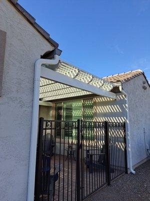 Partial shade pergola in courtyard without posts