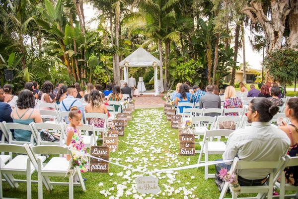 Monica set up my signs and placed all programs on seats. Photography:truephotographyweddings