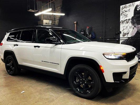 Gloss Black Top and Handles on this 2022 Jeep Grand Cherokee