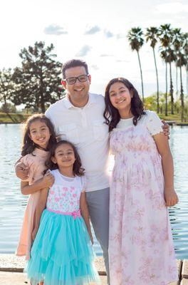 dad with his daughters