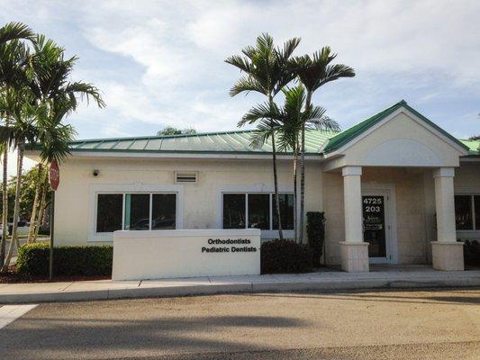 Davie pediatric dental office exterior