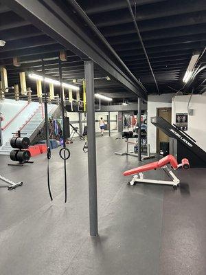 Lower level lifting area