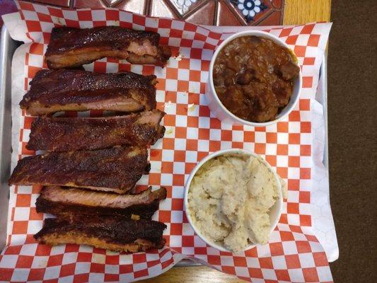 Plate option with ribs (half slab) with 2 sides (chili and potato salad) and a drink -$15