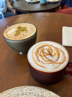 Pistachio and caramel lattes