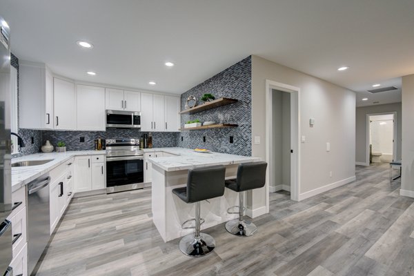 Seattle Redesign Expertise: Complete kitchen remodel with sleek installations and innovative design in Bellevue and Everett, WA.