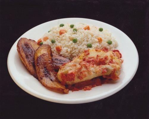 Steamed rice with fried plantains and chicken