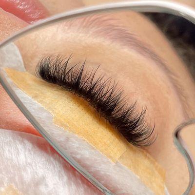 Wispy lash extensions