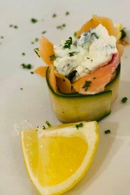 smoke salmon with cucumber and cream chesse