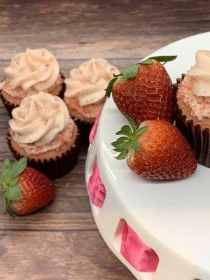 Strawberry crunch cupcakes