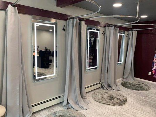 3 beautifully designed dressing rooms with LED mirrors to show your true look