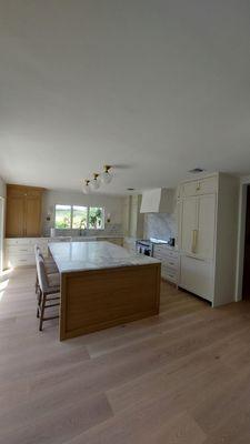 Beautiful Kitchen Cabinets shaker color White &oak stain pain and solid color combination