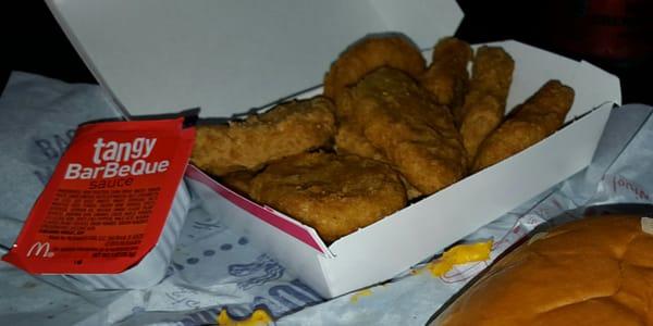 10 piece McNuggets with bbq dipping sauce