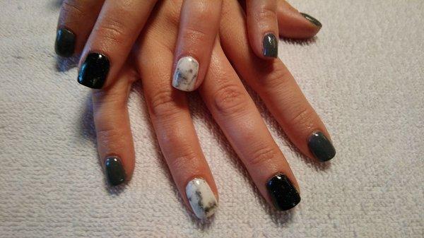 Sns dipping powder. marble accent nail with black