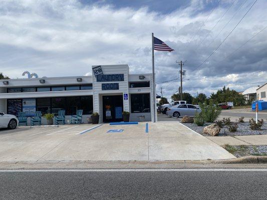 Front entrance, love the beautiful flag flying in the wind.  From the road, you can just tell it's a very nice & upscale place to do laundry