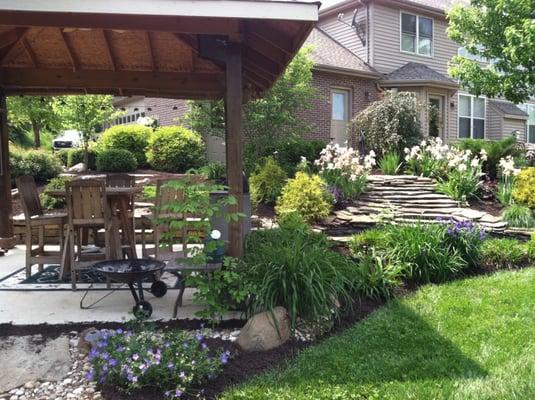 Kissel Landscaping: decorative stone, flower beds