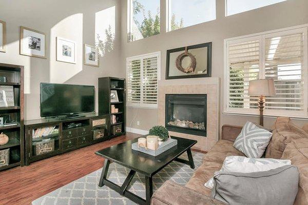 Living room picture from Folsom listing.