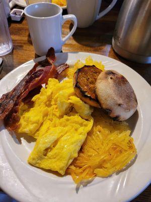 Classic breakfas: eggs, bacon, hashbrowns and English muffin