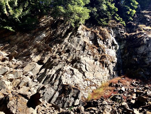 Small cliff, good for bouldering!