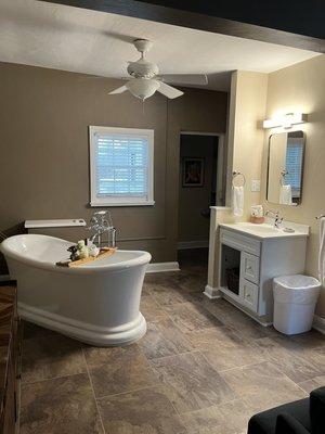 The tub and sink area in Lake Erie Suite