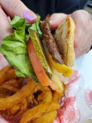 I like Steak and Shake but this location has the thinest hamburger I have ever seen. About 1 or 2 oz burger smashed paper thin. Pathetic!!