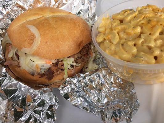 Pulled pork sandwich with Mac n cheese (special)