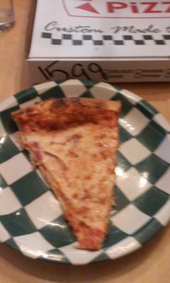 An absolutely dismal display of onionry.  Rippy's onion pizza with almost no onions.