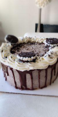 Oreo drip cake