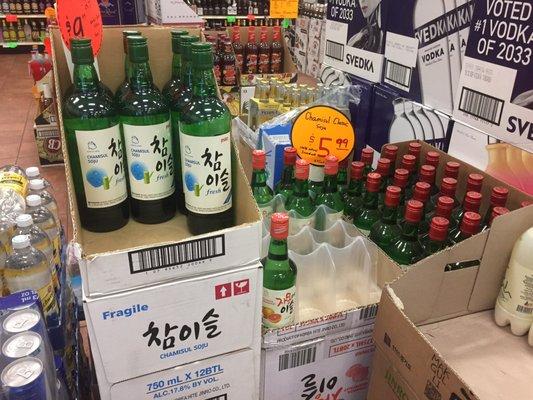 First place I know of in the Twin Cities that sells flavored soju (grapefruit) and mak-gul-li!!!!