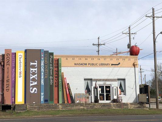 12/16/18 Sunday morning Exterior. Love it! Look at the books, ruler, pencil piercing the rooftop apple! The town of Waskom is cool like this