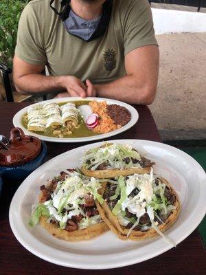 Enchiladas verdes y sopes