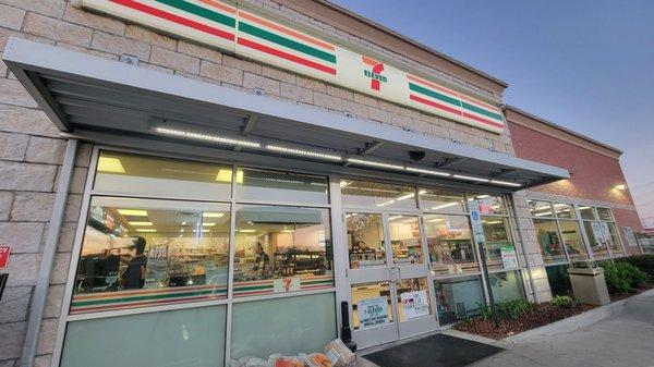 Front of 7-Eleven