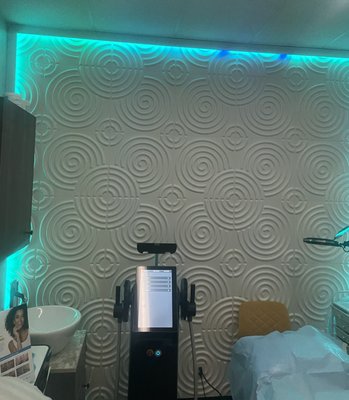 Soothing lighting and state-of-the-art equipment in our beautiful Face and Body Sculpt Studio.