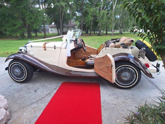 Walk the read carpet, sit in a nicely wedding decorated 1952 iconic car and be pictured like a celeb.